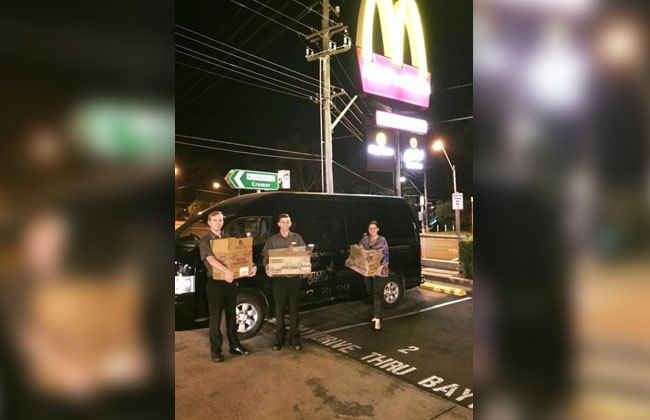 Brautpaar-Mc-Donalds-Burger2