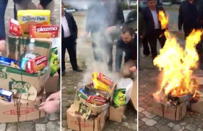 Kosovaren-verbrennen-serbische-Ware