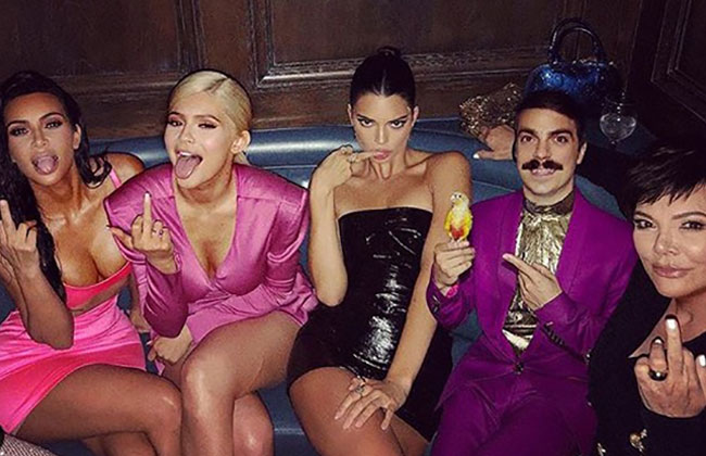 „Verlorener Sohn“ retuschiert sich in Fotos der Kardashians! (GALERIE)