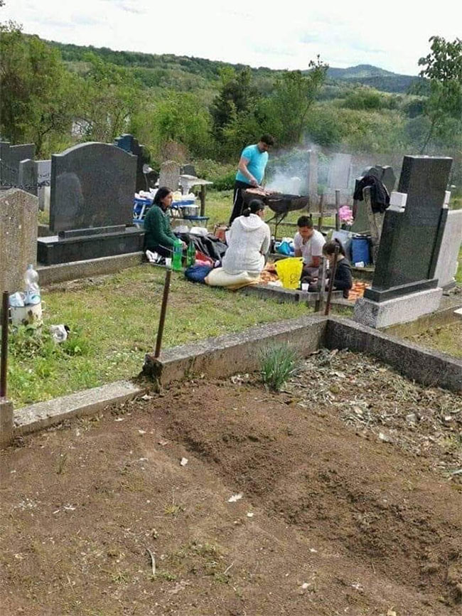 Serbische-Familie-grillt-auf-Friedhof