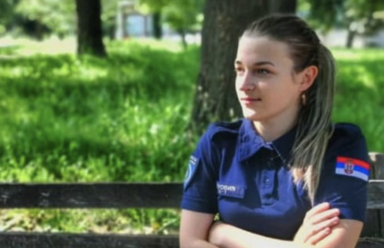 Menschlichkeit: Diese junge Polizistin begeistert Serbien