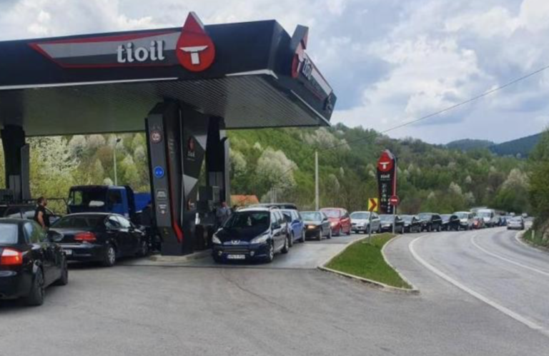 Nur 60 Cent pro Liter: Mega-Stau vor Tankstellen in Bosnien (VIDEO)