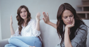 FREUNDINNEN_STREIT_HAND_STOPP_SCHWESTERN
