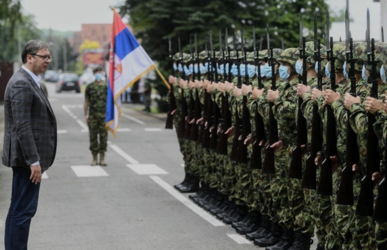 Vučić bei Militärparade: „Unsere Waffenindustrie wird immer wichtiger“