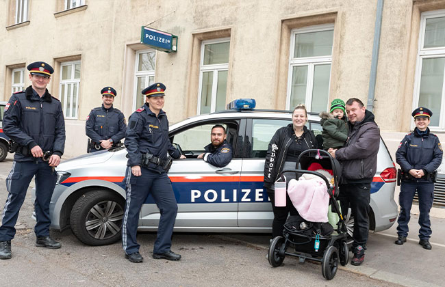 Da sieht man einmal, wie vielfältig so ein Beruf als Polizist sein kann. In Wien erwiesen sich die Beamten als wahre Geburtshelfer!