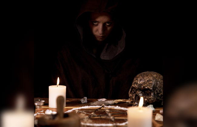 Schwarzes Horoskop: Die dunkelsten Seiten deines Sternzeichens