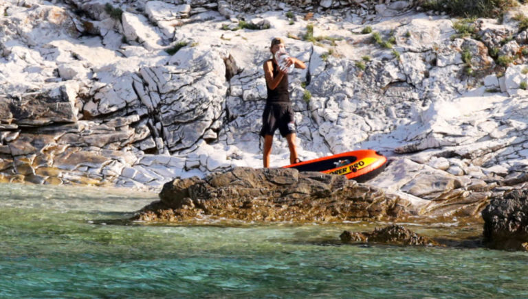 Schwedisches Model besetzt eine kroatische Insel