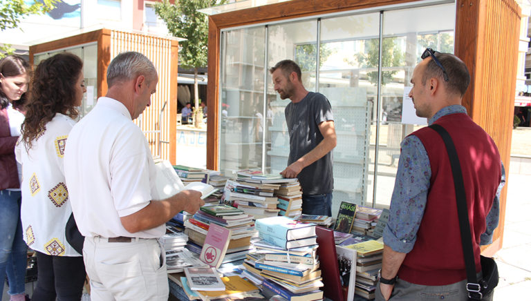 BALKAN STORIES: Ganz Paris ist voller Bücher