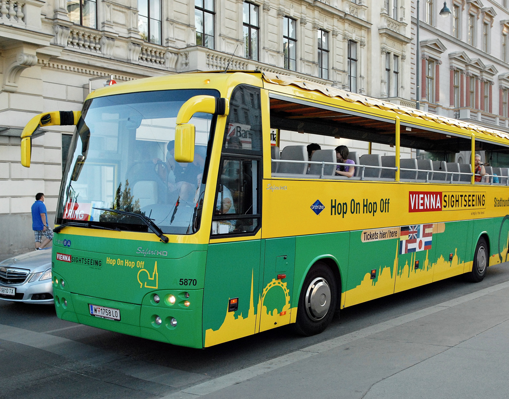 Ein Hop On Hop Off Bus in Wien. wikimedia/Johann Werfring