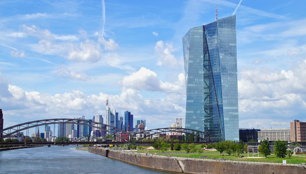 Blick auf den Main mit dem Sitz der EZB und der Skyline von Frankfurt im Hintergrund. iStock/Imagesines