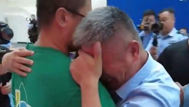 Nach 24 Jahren: Vater findet entführten Sohn wieder (VIDEO)