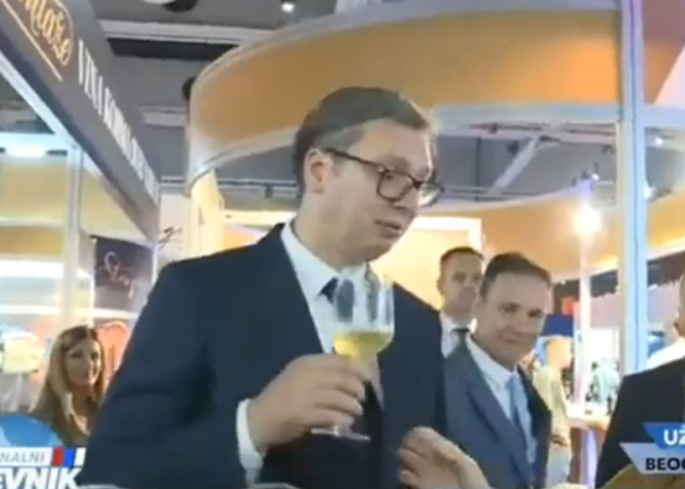 Vucic zeigt sich beschwipst vor laufender Kamera (VIDEO)