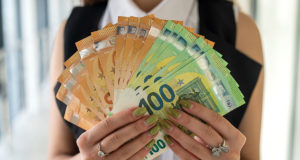 FRAU_GELD