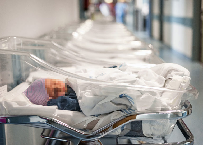 Hebamme lässt das Baby bei der Geburt fallen: Vater klagt Krankenhaus