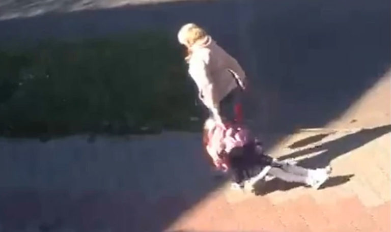 Pure Gewalt: Aufnahmen einer Mutter, die ihre Tochter zur Schule zerrt (VIDEO)