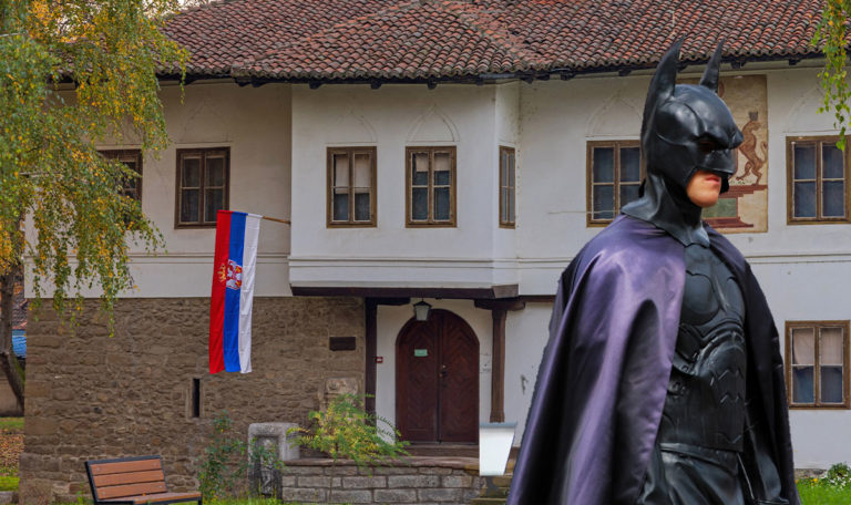 Dieser serbische Batman erfüllt Kindheitsträume in einer Rikscha
