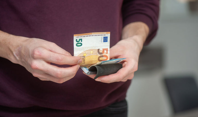 Diesen Mitarbeitern wird nun ein Teil der Gehaltserhöhung „gestrichen“!