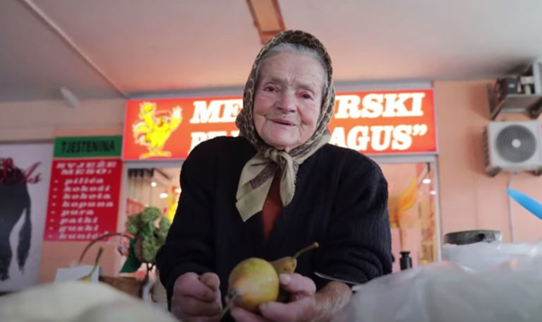Oma Zlata ist 100 Jahre alt und betreibt Marktstand (VIDEO)