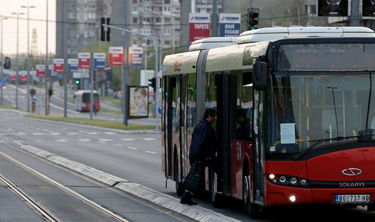 Belgrad: Teenager aus Linienbus rausgeschleudert – Lebensgefahr!