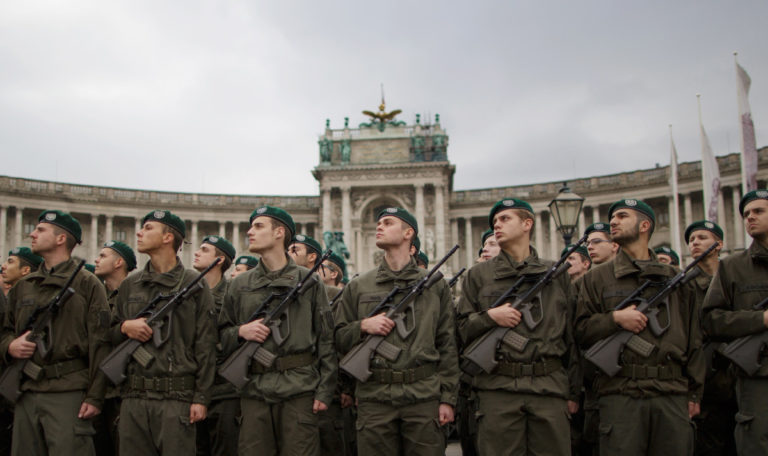 Droht uns der Krieg? 680 Millionen mehr Verteidigungsbudget (VIDEO)