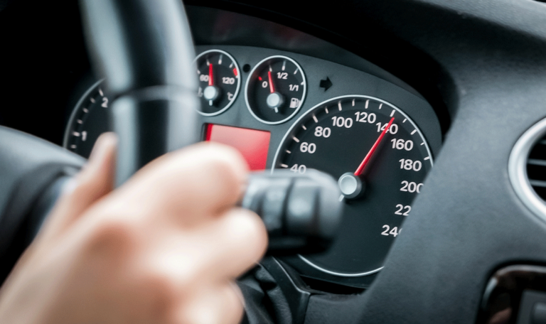 Kirchengasse: Raser düst mit 140 km/h durch 30er-Zone