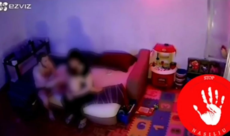 Schreckliche Gewalt-Aufnahmen: Mann schlägt brutal auf Frau und Baby ein (VIDEO)