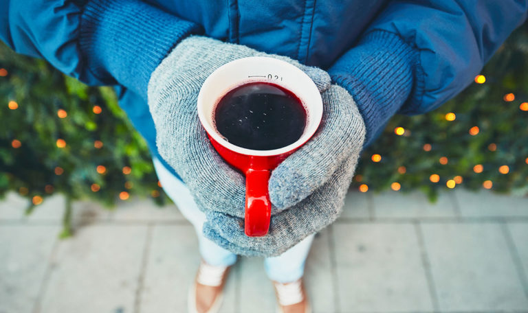 So viel zahlt ihr für Glühwein am Wiener Christkindlmarkt