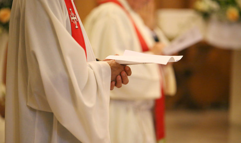 Priester vergewaltigt Kinder und hält Messe in Banja Luka ab 