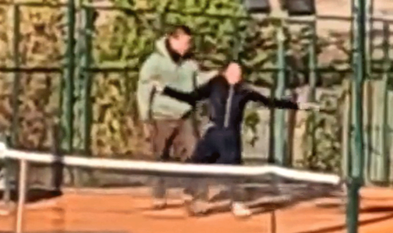 Vater verprügelt Minderjährige beim Training. Abschub! (VIDEO)