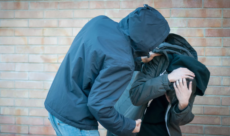 „Sittenwächter“ zerrten 16-jährigen in Keller und verprügelten ihn