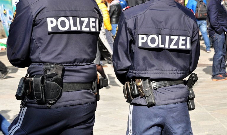 Laute Schreie in Wohnung: Vater schlägt brutal auf Tochter ein