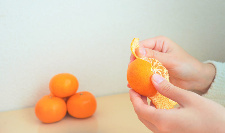 Mandarinen nie wieder schälen: Das ist der Trick! (VIDEO)