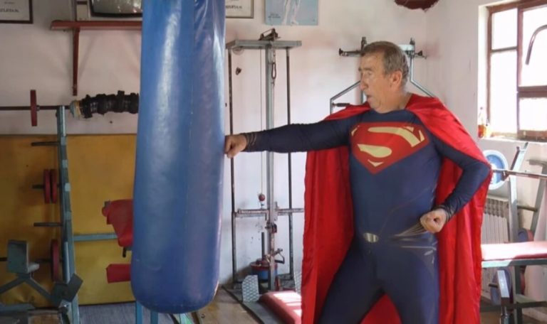 Superman meldet sich zum freiwilligen Wehrdienst in Serbien