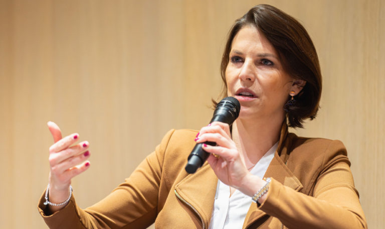 Korruption in Österreich: Verfassungsministerin will Amtsgeheimnis-Entwurf ändern