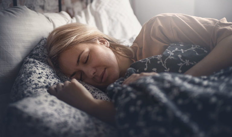 Diese Schlafposition könnte Risiko für Alzheimer erhöhen