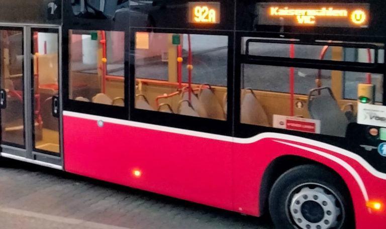Linienbus fährt ohne Hinterrad quer durch Wien  (FOTOS)