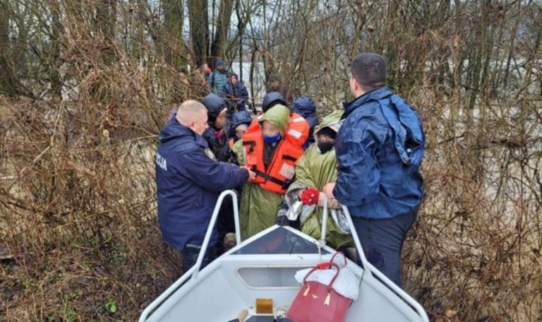 Kroatische Polizei rettete 13 unterkühlte Flüchtlinge (VIDEO)