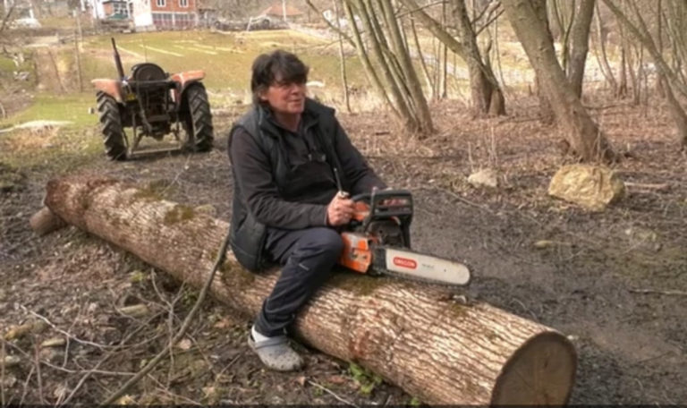 Eine der letzten Holzfällerinnen Serbiens: „Liebe meinen Job“