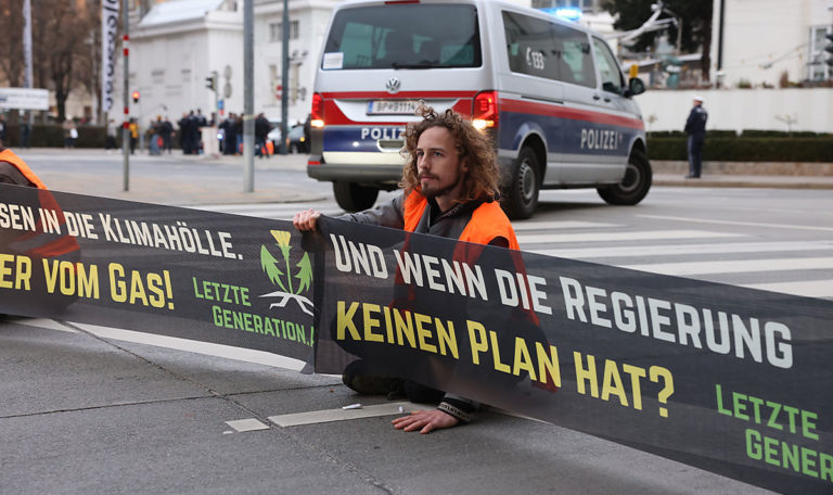 Neue Aktion der „Letzten Generation“ am Wiener Naschmarkt