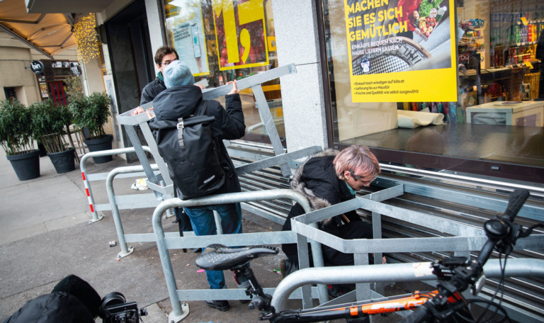 Demontage der Obdachlosensperre am Schwedenplatz (VIDEO)