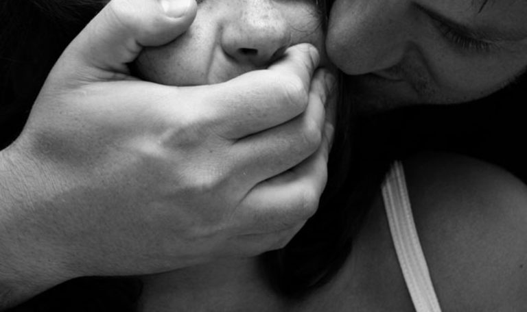 Mädchen half 16-jährigen Jungs, eine 13-Jährige zu vergewaltigen