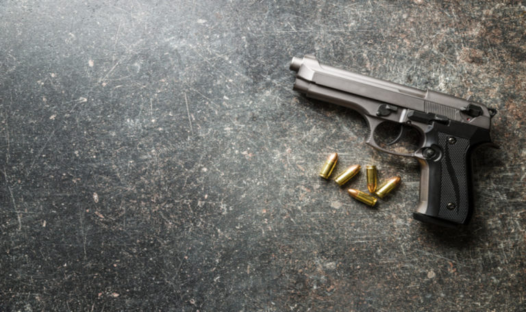 Vierjähriger spielt unbeaufsichtigt mit geladener Waffe (VIDEO)