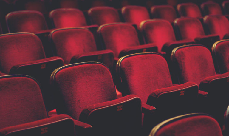 Minusgrade: Kino öffnet Pforten für streunende Hunde (FOTO)