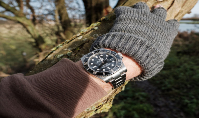Sängerin bekam statt Trinkgeld eine ROLEX-Uhr zugesteckt! (VIDEO)