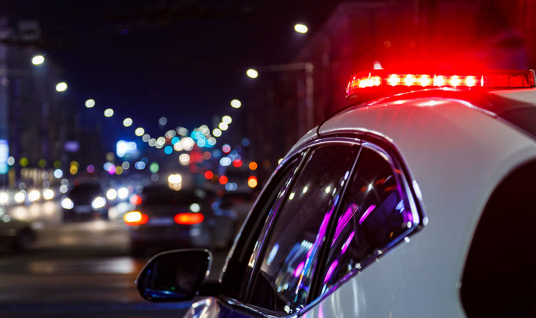 Verkehrsverstoß eskaliert: 26-Jähriger flieht und verletzt Polizist!