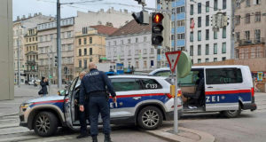 Unfall von Polizeiautos während der Fahndung. (APA/GERWIN HAIDER)