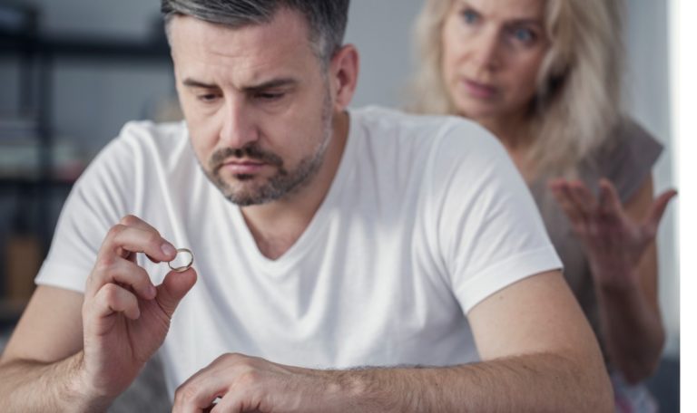 Bist du in einer toxischen Ehe? Anzeichen und Merkmale