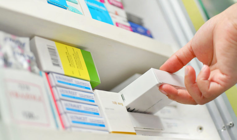 Frau bekam falsches Medikament in der Apotheke und wurde ganz blau