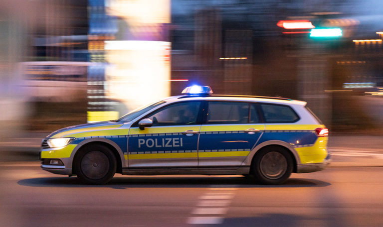 Betrunken und Nackt: Zahnärztin randaliert an Tankstelle