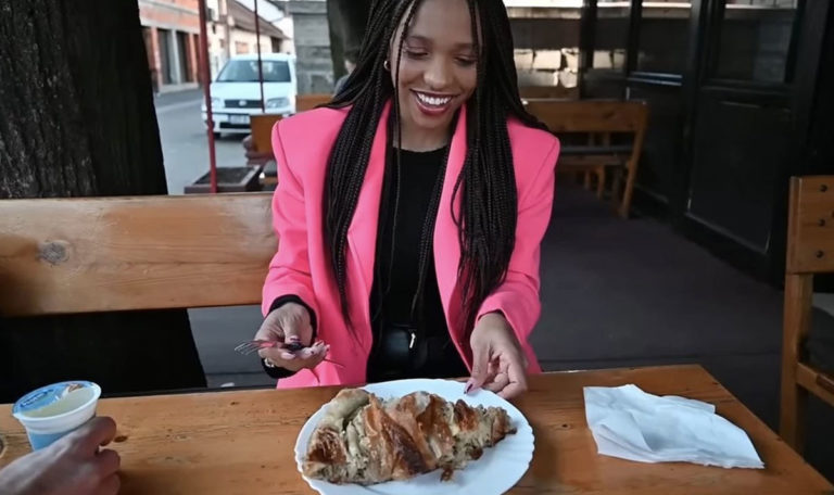 „Nicht so begeistert“: Bloggerin probiert Burek in Bosnien (VIDEO)